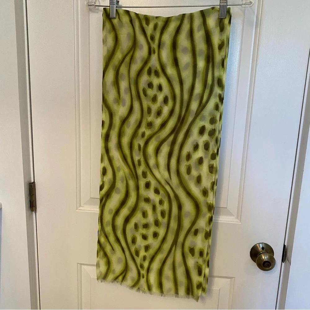 ITALY SCARF GREEN WHITE SILK ABSTRACT PRINT LONG RECTANGLE ACCESSORY